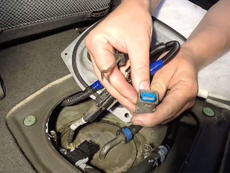 Dây tín hiệu bị đứt ngầm khiến kim xăng báo sai