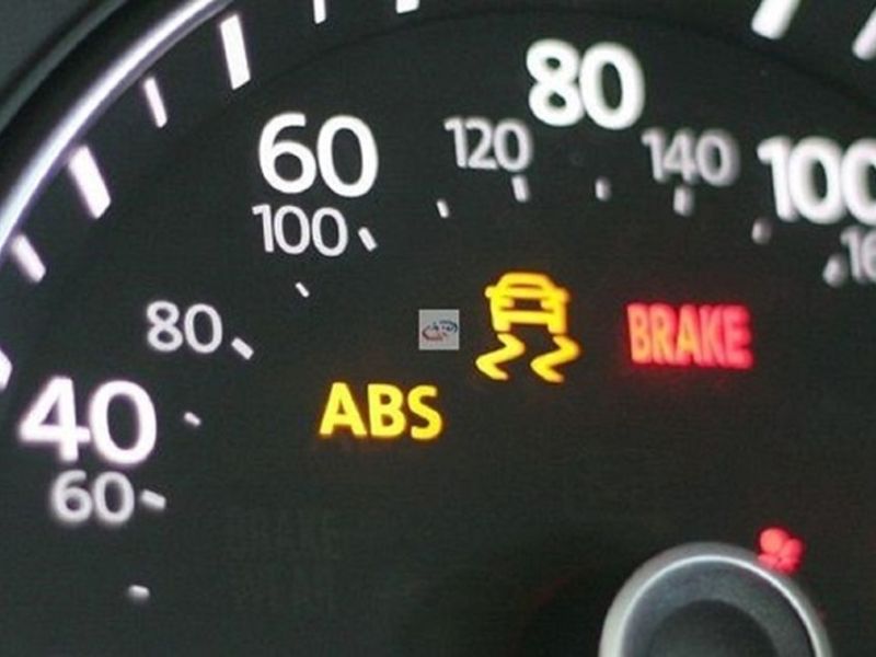 Đèn ABS sáng kèm đèn ESP hoặc đèn phanh