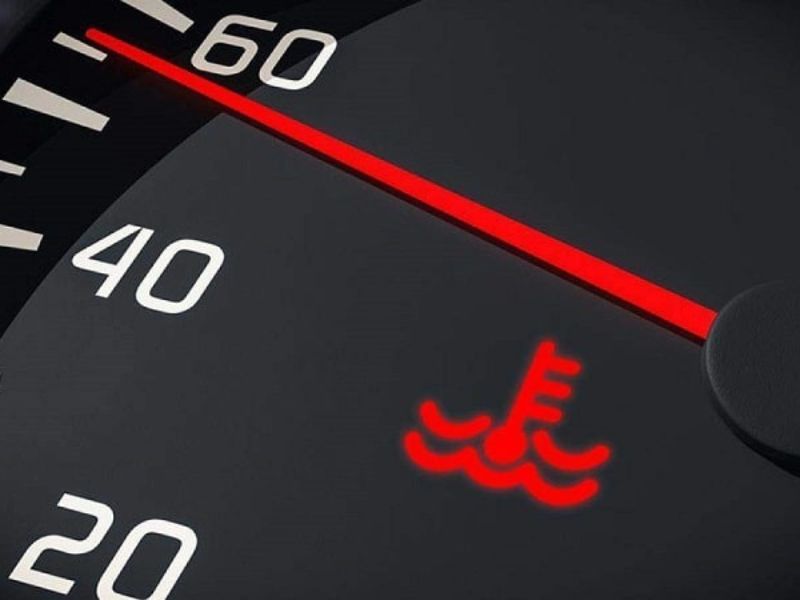 Động cơ ô tô quá nhiệt: Dấu hiệu, nguyên nhân & cách xử lý hiệu quả 3 Đèn cảnh báo nhiệt độ báo sáng trên bảng taplo