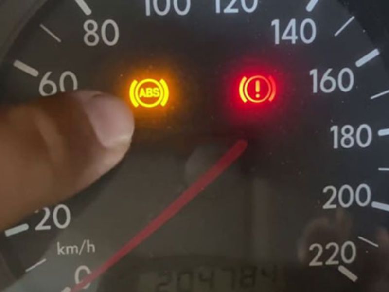 Đèn phanh tay sáng kèm cả đèn ABS