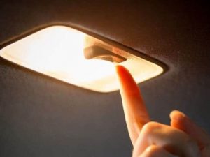 Đèn sau xe ô tô không tắt được