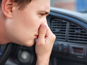 điều hòa ô tô có mùi khét