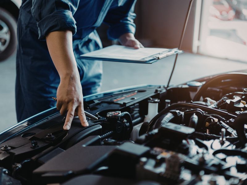 Động cơ ô tô phát ra tiếng kêu vào buổi sáng 