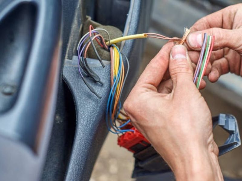 Dây điện tín hiệu ở cổ cửa bị gãy ngầm