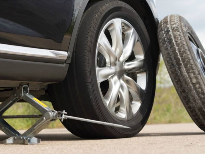 Dấu hiệu, quy trình và các hạng mục khi kiểm tra gầm xe ô tô 6 Nâng xe để quan sát tổng thể gầm xe