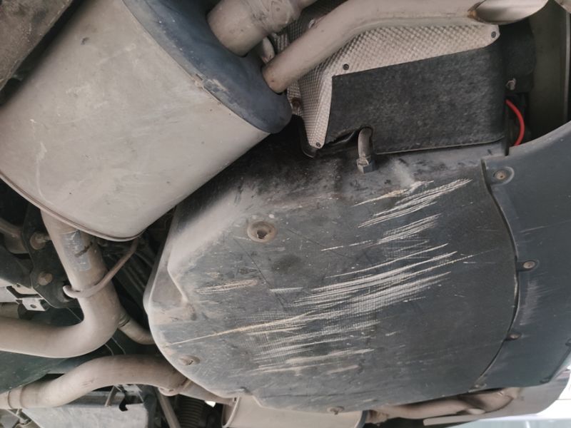 Dấu hiệu, quy trình và các hạng mục khi kiểm tra gầm xe ô tô 5 Gầm xe bị va chạm hoặc cạ gầm