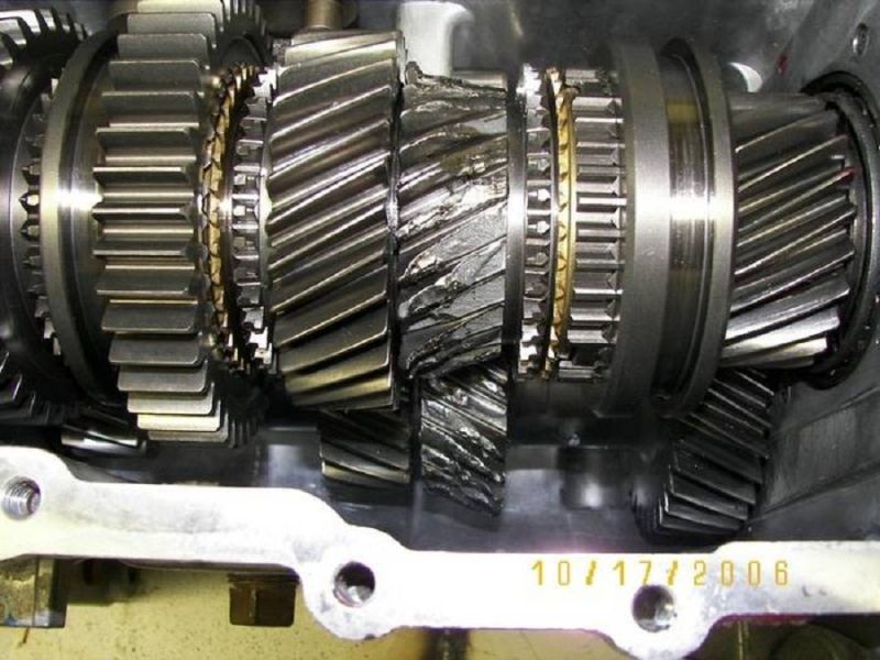 Hộp số ô tô bị mài mòn nếu không thay dầu động cơ định kỳ