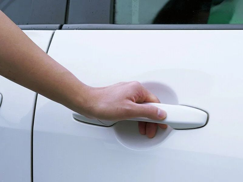 Khi đóng cửa cảm giác thấy nặng tay 