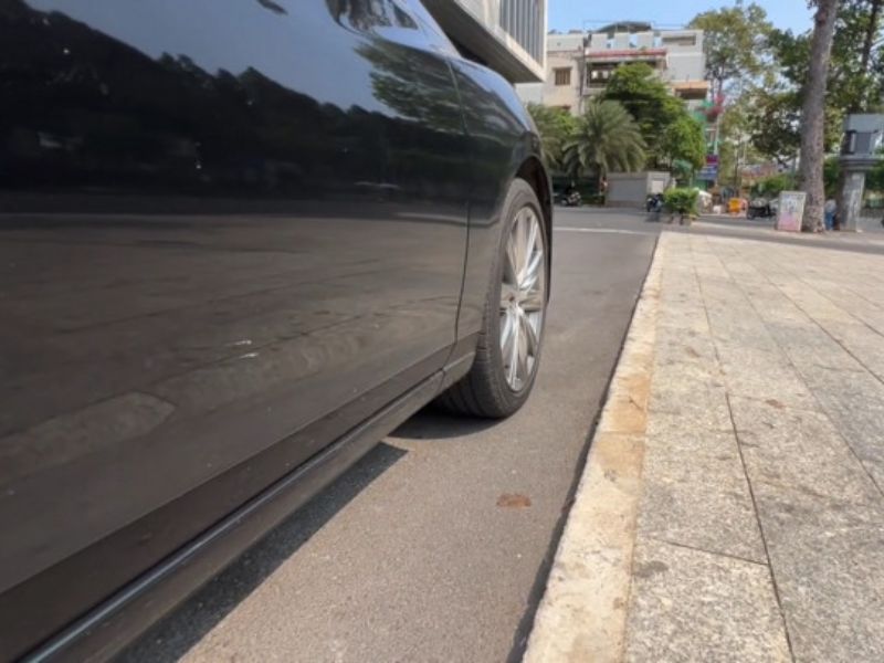 Điều hòa ô tô có mùi khét: Nguyên nhân phổ biến và cách xử lý 4 Khi mùi khét trong cabin nhiều lên nên dừng xe và tắt máy ngay lập tức