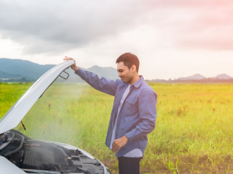 7 Nguyên nhân xe bị sôi két nước và cách khắc phục đơn giản 5 Khoang máy ô tô bốc nhiều khói trắng