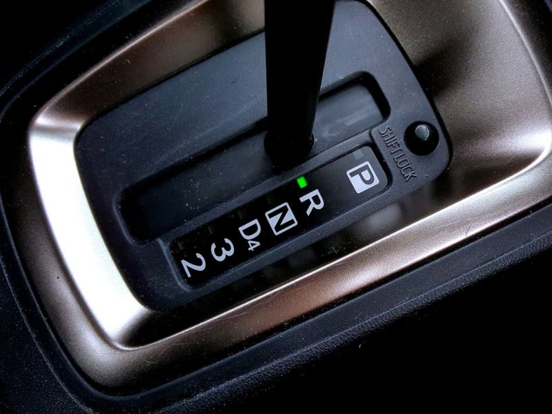 Cách kiểm tra cảm biến va chạm và dấu hiệu cảm biến hỏng 2 Khởi động xe, giữ chân phanh và cài số lùi (R) để kích hoạt hệ thống cảm biến lùi