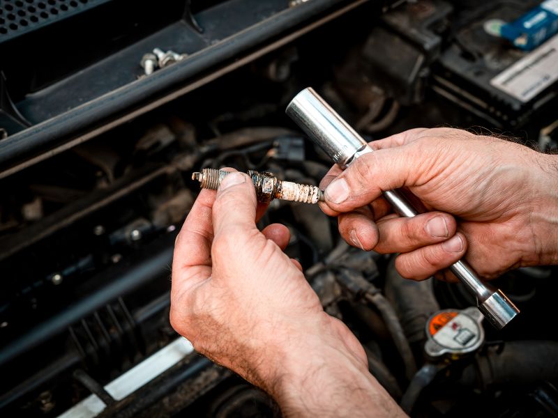 Kiểm tra bugi sau 20.000 – 30.000 km để giữ vòng tua ổn định, xe chạy êm 