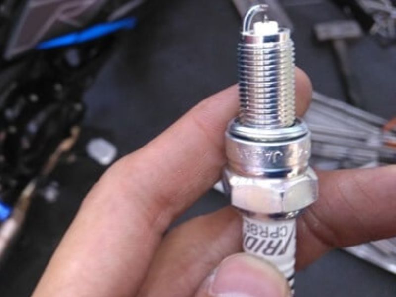 Kiểm tra bugi trước khi thay mobin