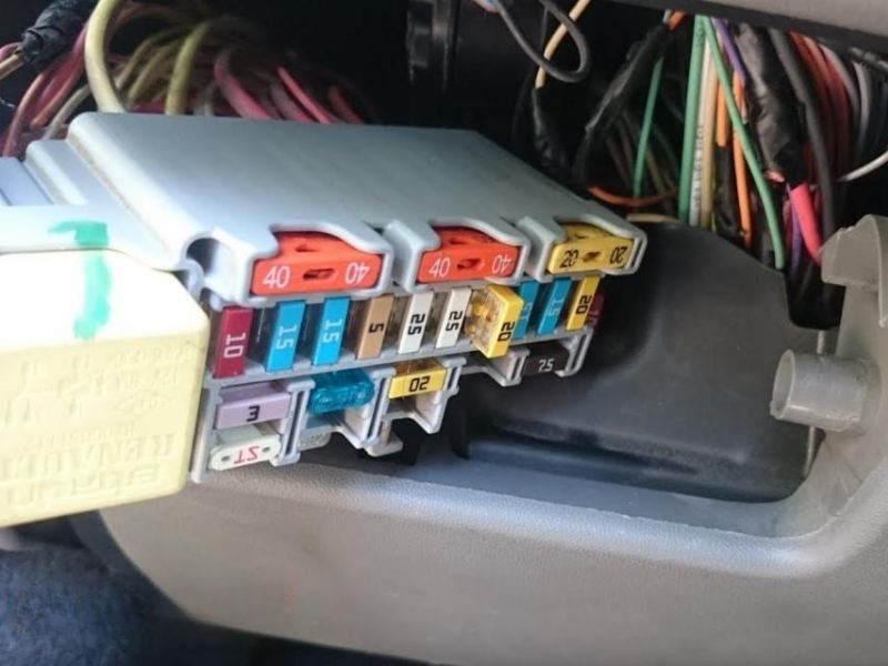 Kiểm tra cầu chì và rơ le bơm xăng trên xe ô tô