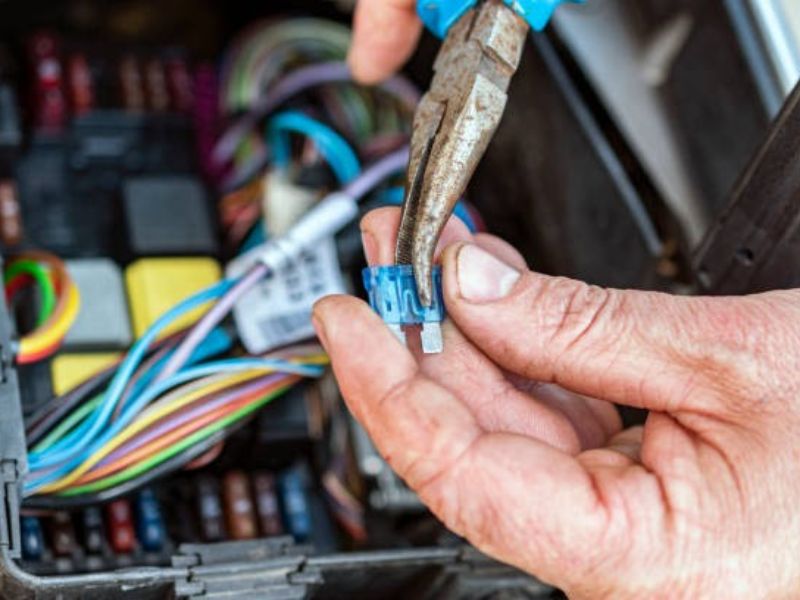 Kiểm tra cầu chì và rơ-le ô tô