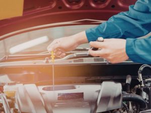 kiểm tra dầu hộp số ô tô