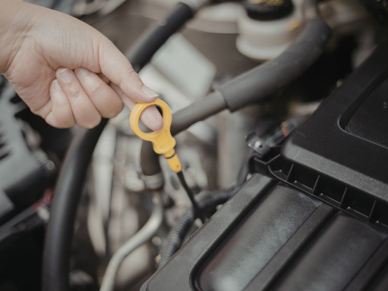 Động cơ ô tô quá nhiệt: Dấu hiệu, nguyên nhân & cách xử lý hiệu quả 8 Kiểm tra dầu nhớt ô tô định kỳ để động cơ luôn vận hành ổn định