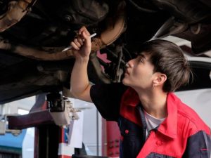 kiểm tra gầm xe ô tô