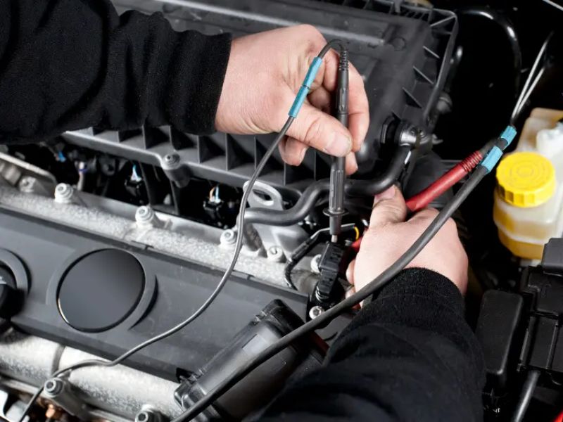 Nguyên nhân và cách xử lý khi đèn sau xe ô tô không tắt được 6 Kiểm tra hệ thống dây điện