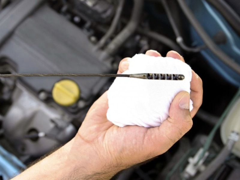 Kiểm tra mức dầu động cơ bằng que thăm dầu