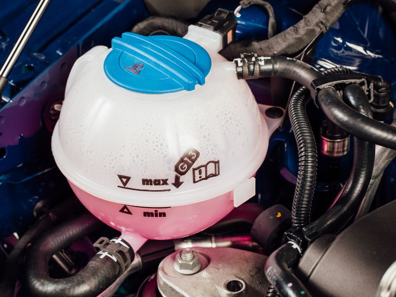 Kiểm tra mức nước làm mát của xe