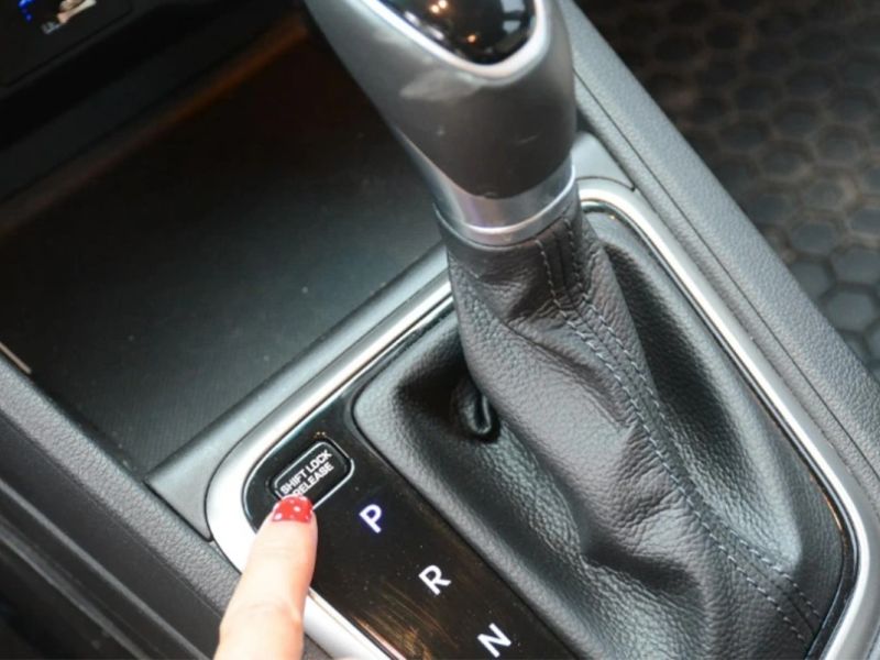 Kiểm tra nút Shift Lock (xe tự động)