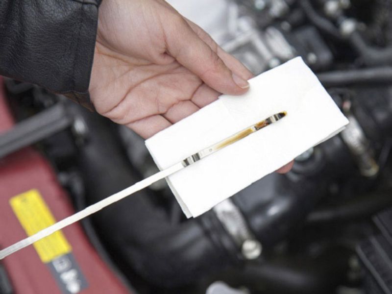 Kiểm tra que thăm dầu thấy dầu đổi màu