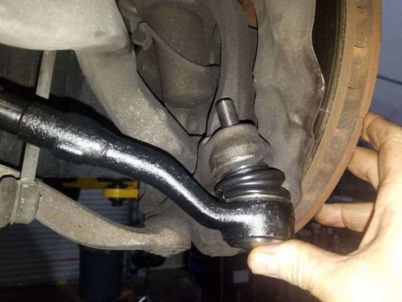 Cách kiểm tra dàn bi đầu và dấu hiệu nhận biết hư hỏng 2 Kiểm tra rotuyn lái (bi đầu lái trong/ngoài)