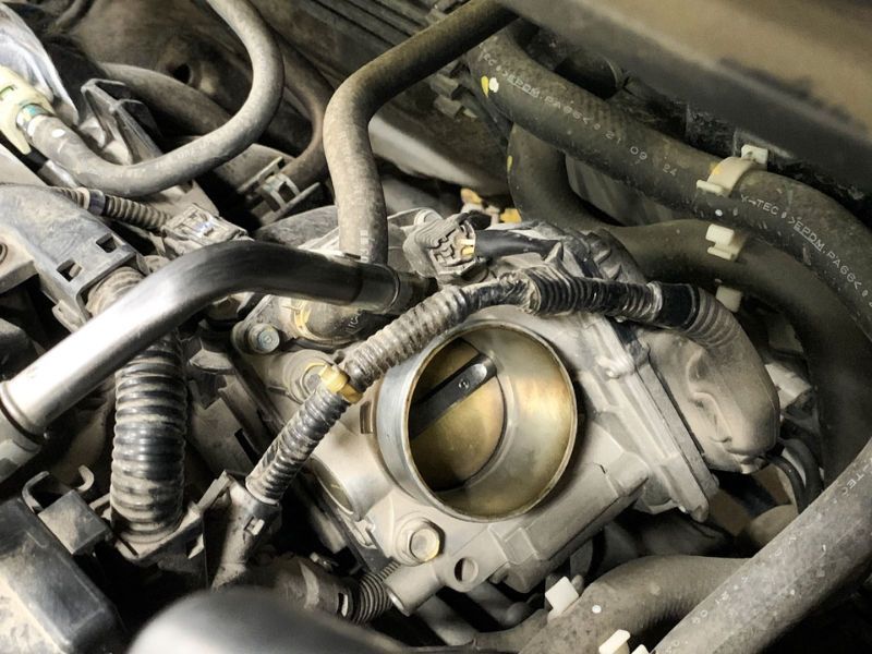 Làm sạch bướm ga và điều chỉnh lại góc mở