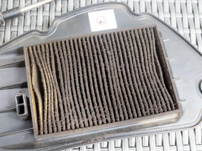 Nguyên nhân chi tiết và cách xử lý điều hòa đi 100km không mát 4 Lọc gió cabin quá bẩn