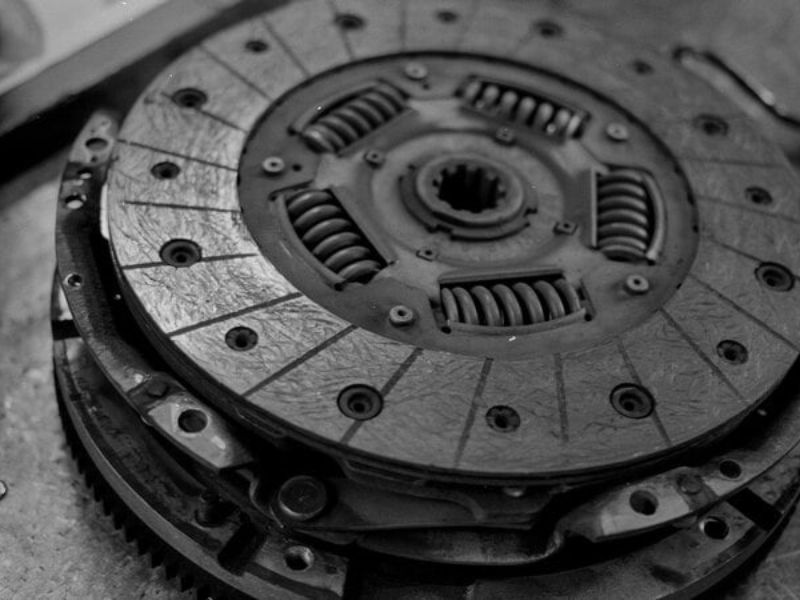 Nguyên nhân và cách khắc phục khi mặt lốc điều hoà kêu trên ô tô 2 Ly hợp từ mòn hoặc trượt