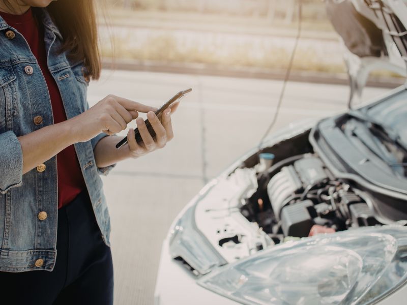 Động cơ ô tô quá nhiệt: Dấu hiệu, nguyên nhân & cách xử lý hiệu quả 7 Mở nắp capo sau 15 phút để động cơ nguội bớt