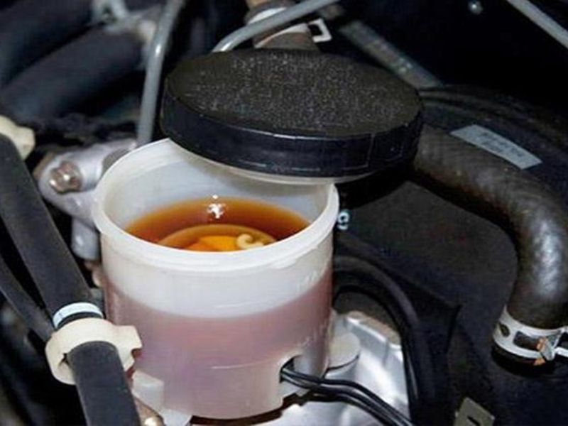 Mức dầu phanh thấp hoặc dầu phanh bị bẩn