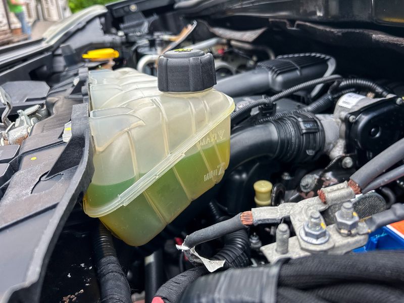 Động cơ ô tô quá nhiệt: Dấu hiệu, nguyên nhân & cách xử lý hiệu quả 4 Mực nước làm mát xuống thấp do rò rỉ hoặc không bổ sung định kỳ