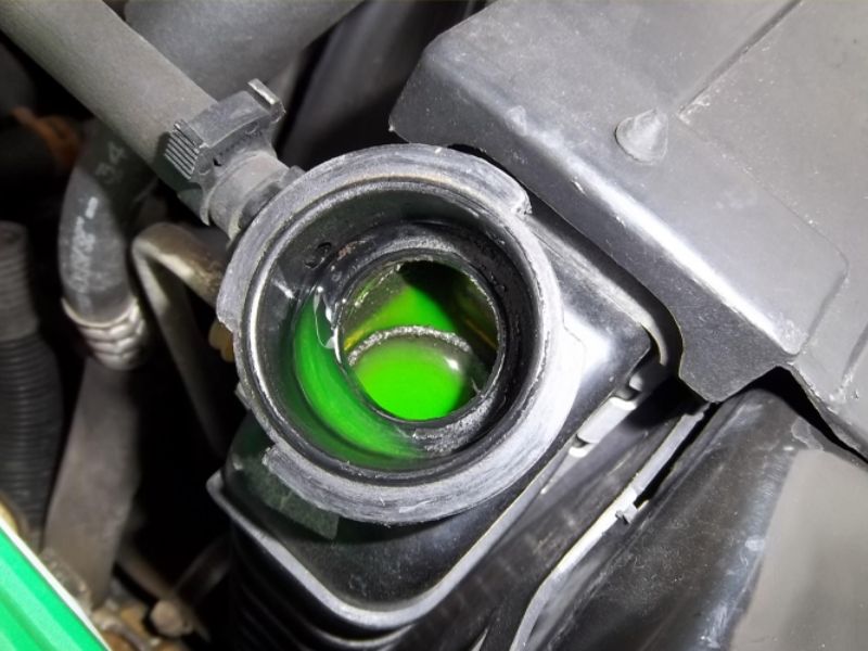 Điều hòa ô tô có mùi khét: Nguyên nhân phổ biến và cách xử lý 2 Nước làm mát bị rò rỉ tạo ra mùi khét khó chịu trong cabin