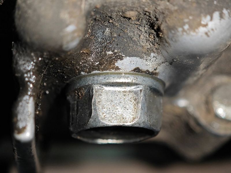 Ốc xả nhớt lỏng hoặc long đền bị mòn