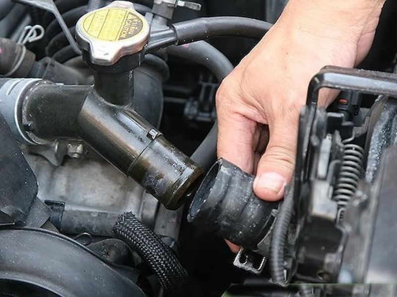 Nguyên nhân động cơ bị rò nước làm mát và cách xử lý triệt để 1 Ống dẫn nước bị hỏng do lâu ngày sử dụng