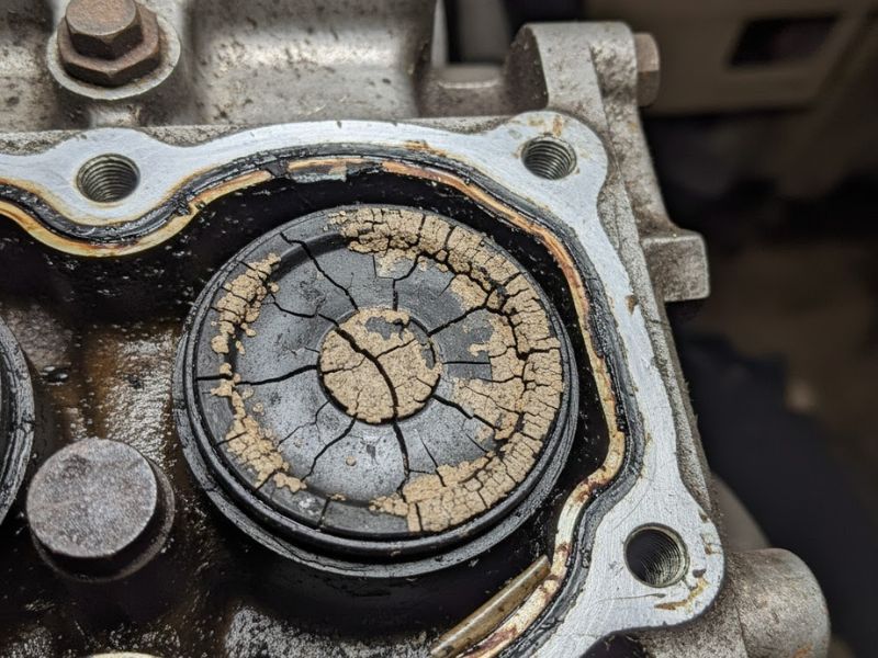 Phớt hộp số hoặc phớt trục láp bị hỏng