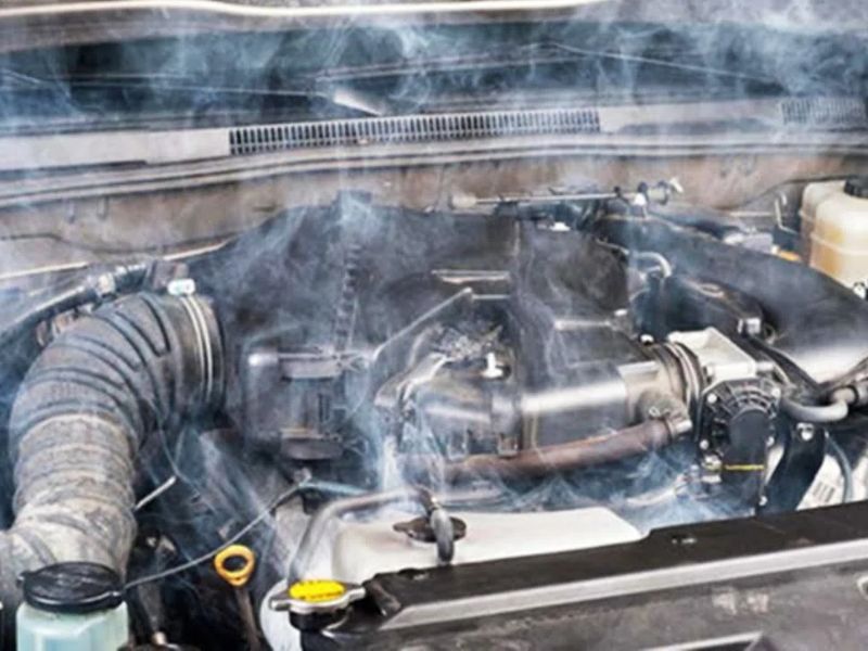 Nguyên nhân chi tiết và cách xử lý điều hòa đi 100km không mát 5 Quá nhiệt khoang động cơ ô tô