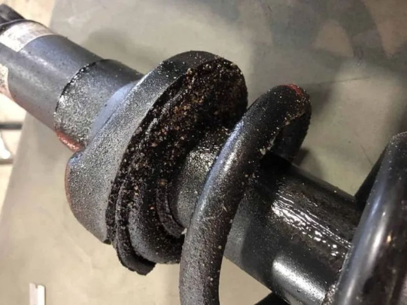 Quan sát thấy dầu rò rỉ bên ngoài thân giảm xóc