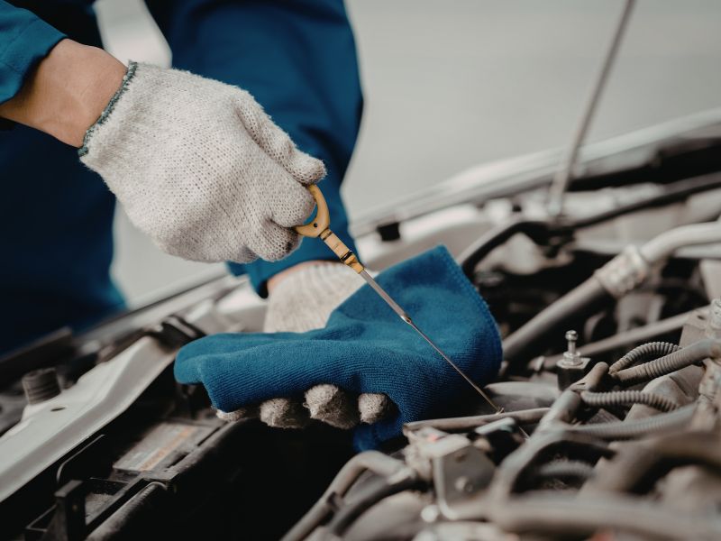 Rút que thăm dầu và kiểm tra màu dầu