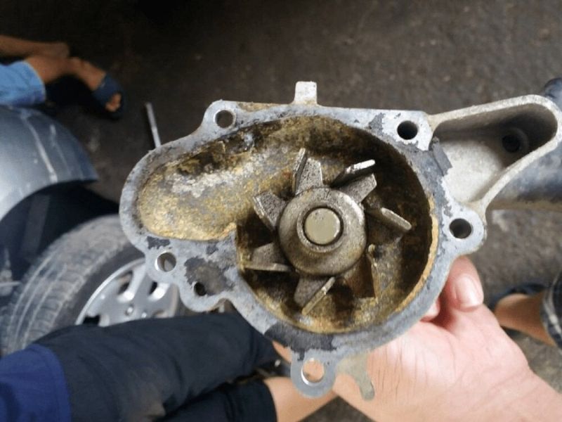 Tháo bơm nước ô tô cũ