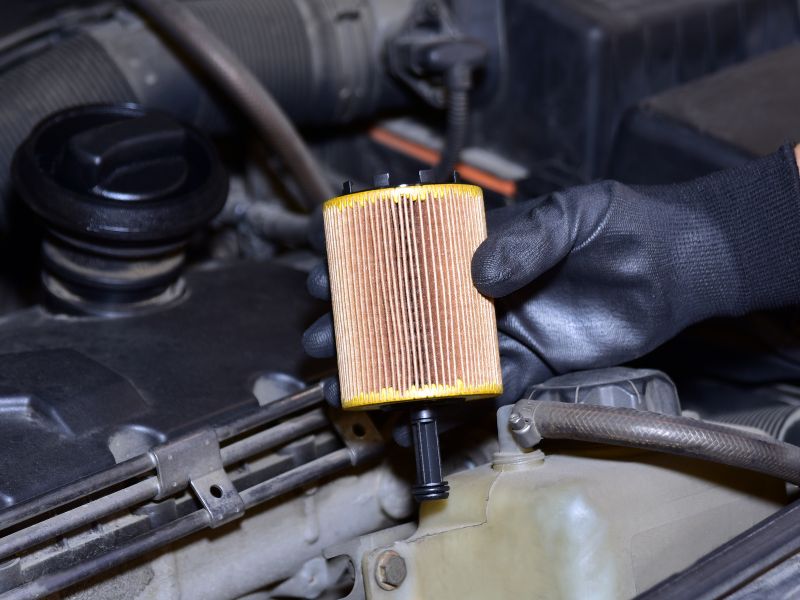 Tháo lọc xăng cũ để để kiểm tra trước khi thay mới