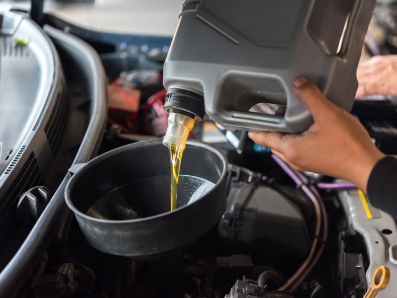 Ô tô có tiếng kêu khu vực nhông cam: Nguyên nhân và cách xử lý 7 Thay dầu động cơ định kỳ để xe chạy êm, bền máy