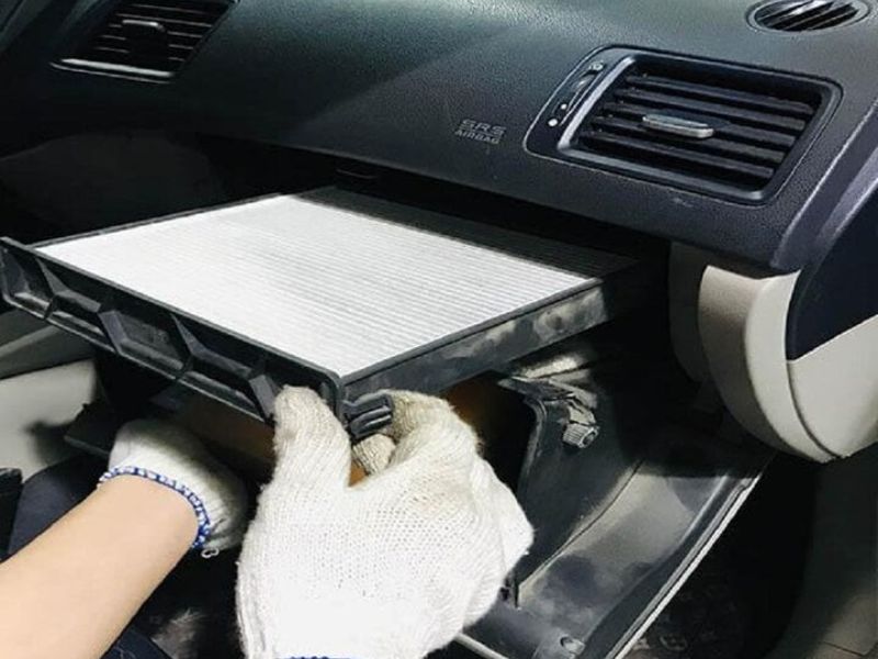 Điều hòa ô tô có mùi khét: Nguyên nhân phổ biến và cách xử lý 5 Thay lọc gió điều hòa mới để cải thiện chất lượng điều hòa trên xe