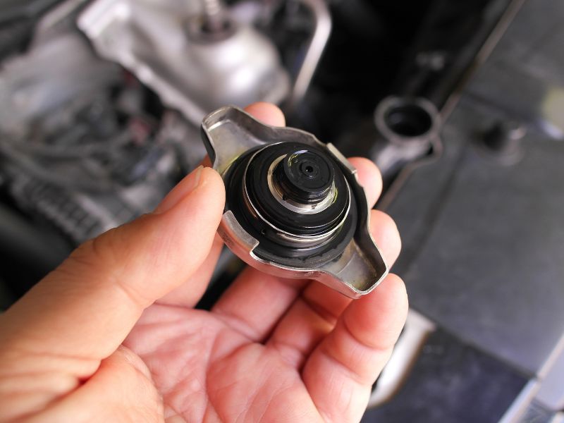 Nguyên nhân động cơ bị rò nước làm mát và cách xử lý triệt để 8 Thay nắp két nước mới đúng thông số để giữ nước làm mát không bị rò