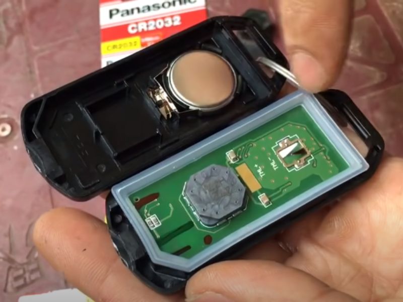 Thay pin mới để khóa xe hoạt động bình thường trở lại