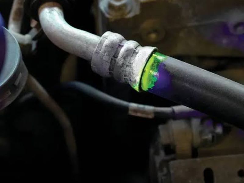 Nguyên nhân chi tiết và cách xử lý điều hòa đi 100km không mát 2 Thiếu gas hoặc rò rỉ gas ô tô