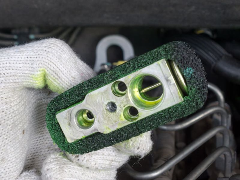 Nguyên nhân chi tiết và cách xử lý điều hòa đi 100km không mát 3 Van tiết lưu ô tô bị tắc