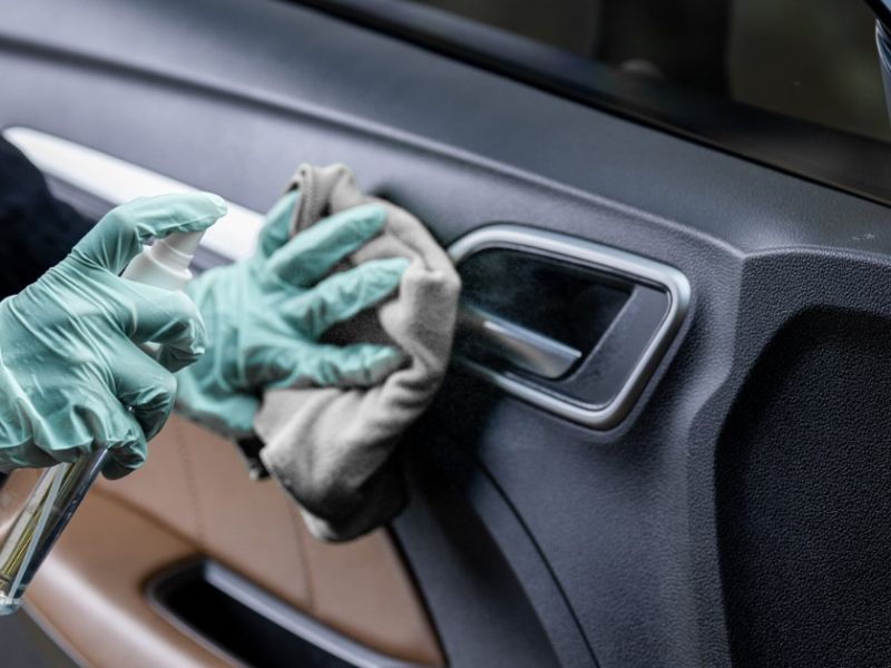 Vệ sinh chốt cửa xe